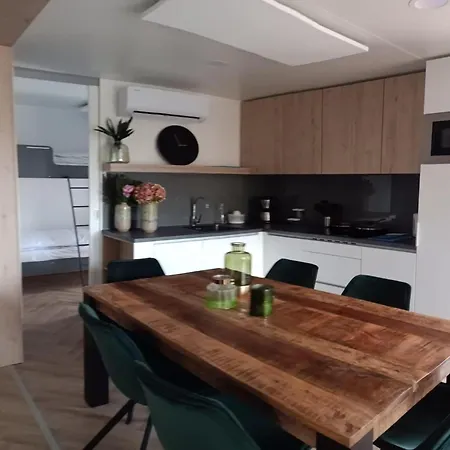 Chalet Tidy With Dishwasher, 9 Km From Maastricht Berg en Terblijt
